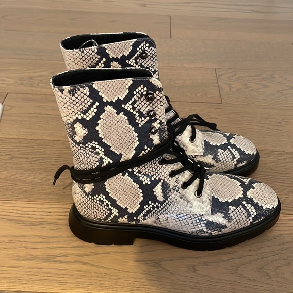 Stuart Weitzman McKenzie boots 6.5 in Python - Picture 2 of 6